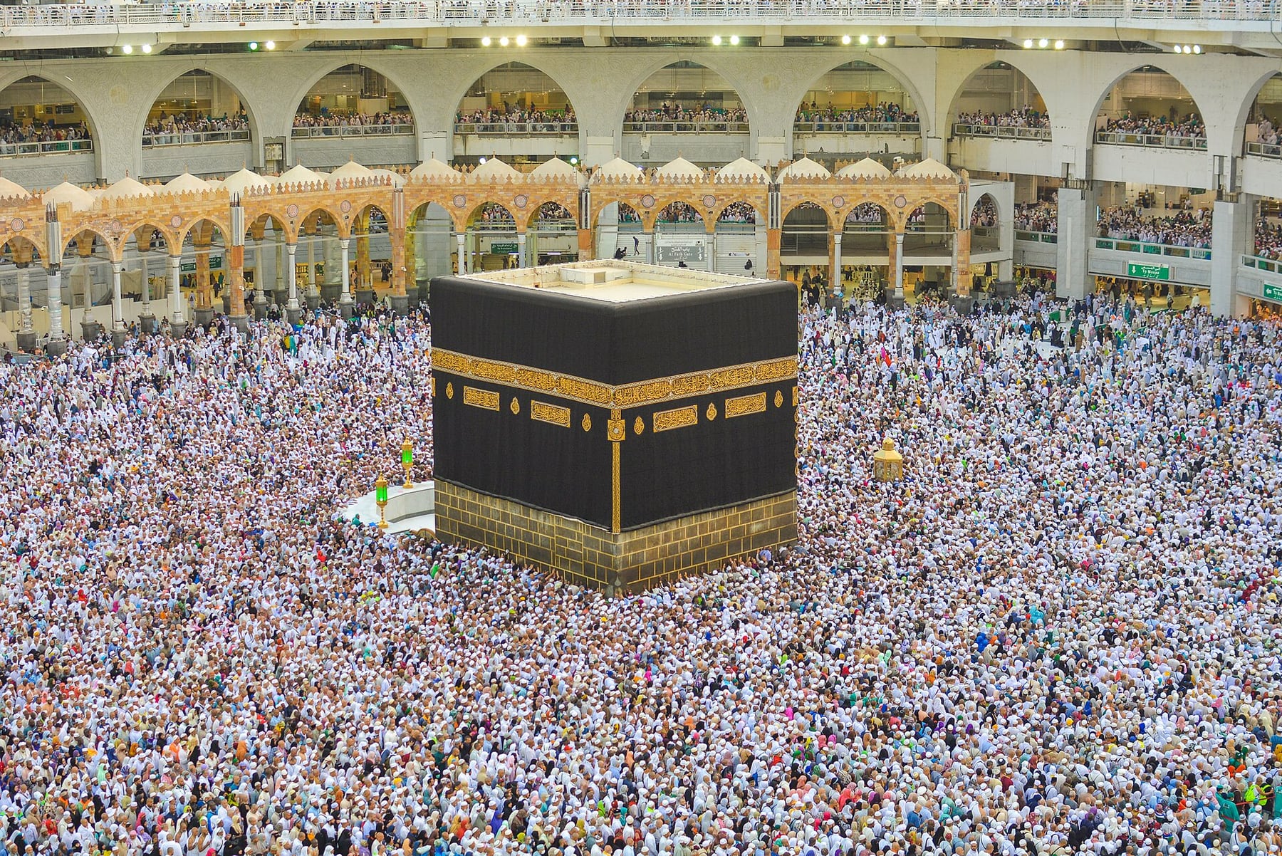 Foto jamaah melaksanakan tawaf