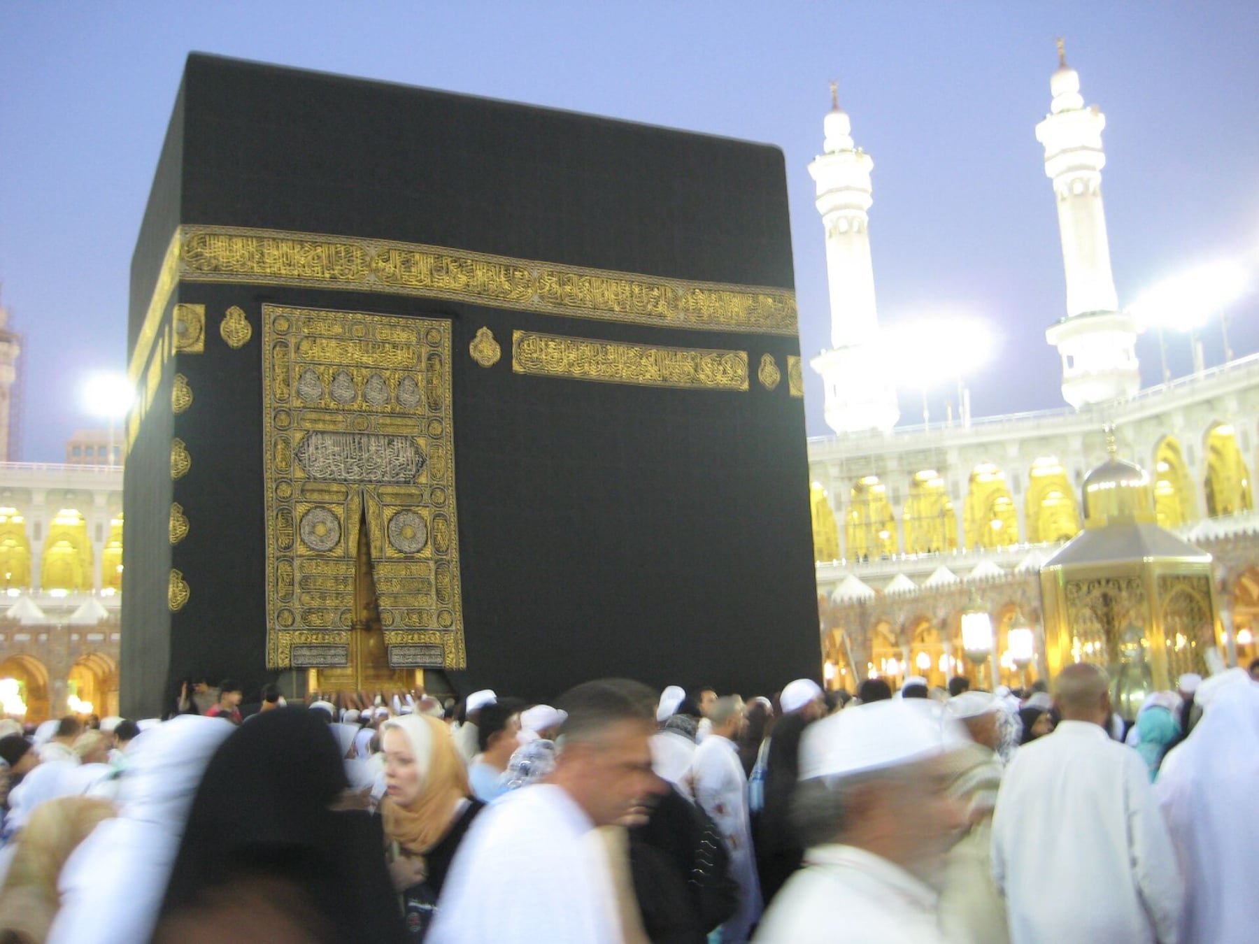 Foto praktik tawaf dalam bimbingan manasik